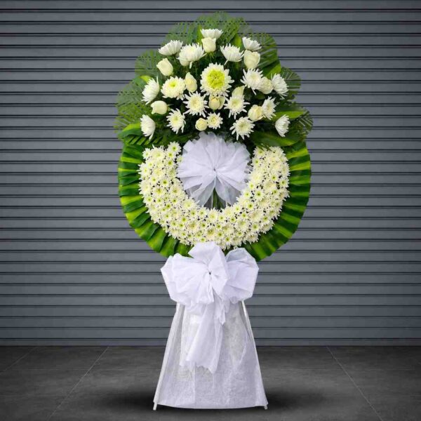 Kệ hoa chia buồn 450 hoa trắng trang nhã thiết kế sang trọng và tinh tế