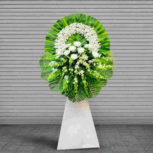 Kệ hoa chia buồn 456 tone trắng xanh sang trọng với lan trắng và lá xanh nghệ thuật