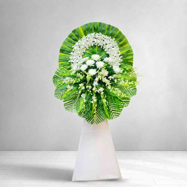 Kệ hoa chia buồn 456 tone trắng xanh sang trọng với lan trắng và lá xanh nghệ thuật