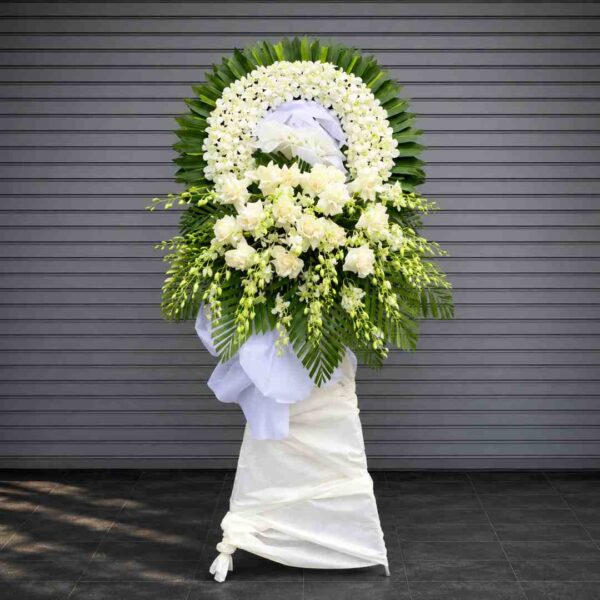 Kệ hoa chia buồn 468 hoa lan trắng và hoa hồng trắng sang trọng với vòng hoa trắng hiện đại