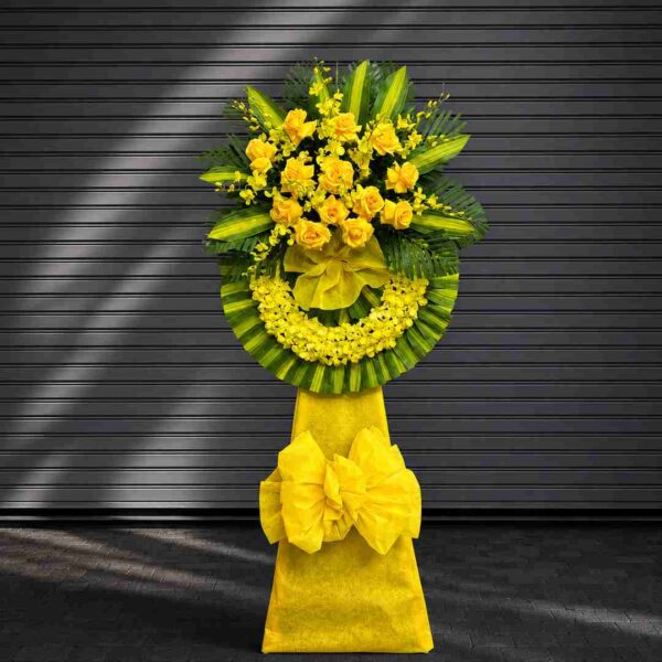 Kệ hoa chia buồn 474 tone vàng sang trọng với hoa hồng vàng và lan vàng thiết kế hiện đại