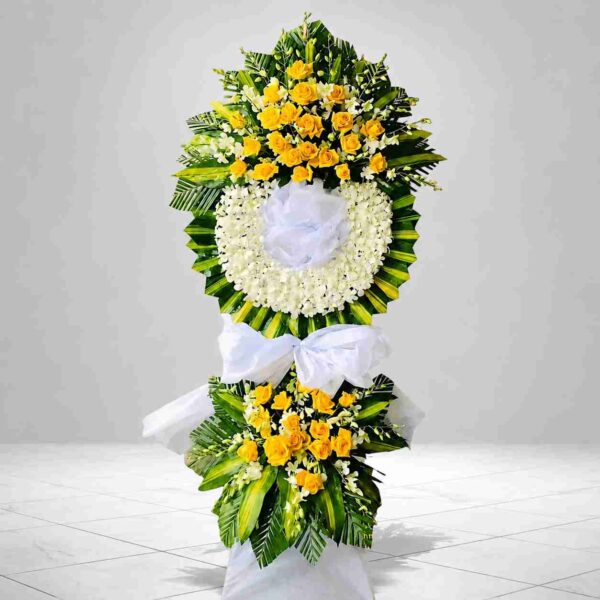 Kệ hoa chia buồn 488 với vòng hoa trắng trang nhã kết hợp hoa hồng vàng nổi bật, thiết kế hai tầng sang trọng thể hiện sự kính trọng và lời chia buồn sâu sắc.
