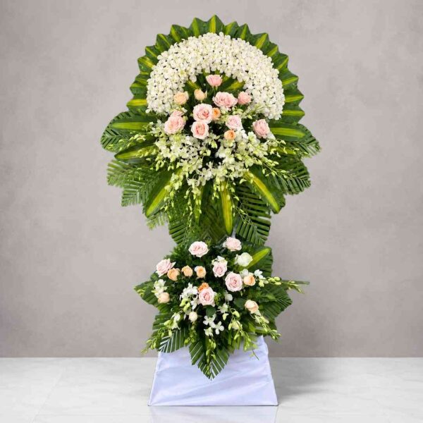 Kệ hoa chia buồn 493 với vòng lan trắng kết hợp hoa hồng phấn cao cấp, thiết kế sang trọng và tinh tế, phù hợp gửi viếng đám tang và lễ tưởng niệm.