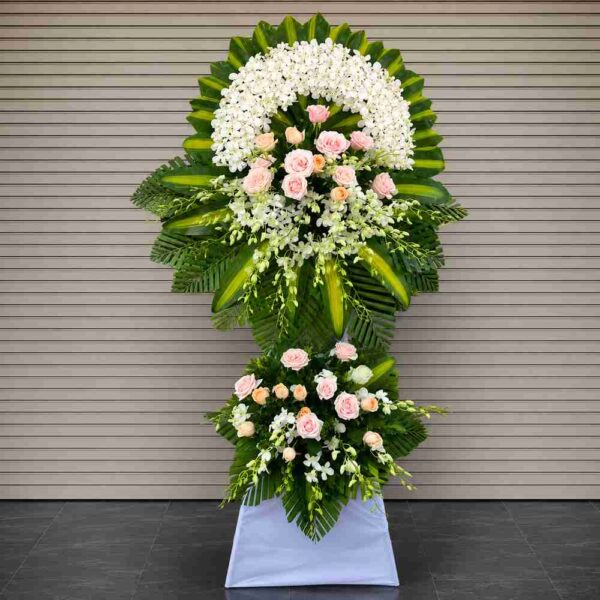Kệ hoa chia buồn 493 với vòng lan trắng kết hợp hoa hồng phấn cao cấp, thiết kế sang trọng và tinh tế, phù hợp gửi viếng đám tang và lễ tưởng niệm.