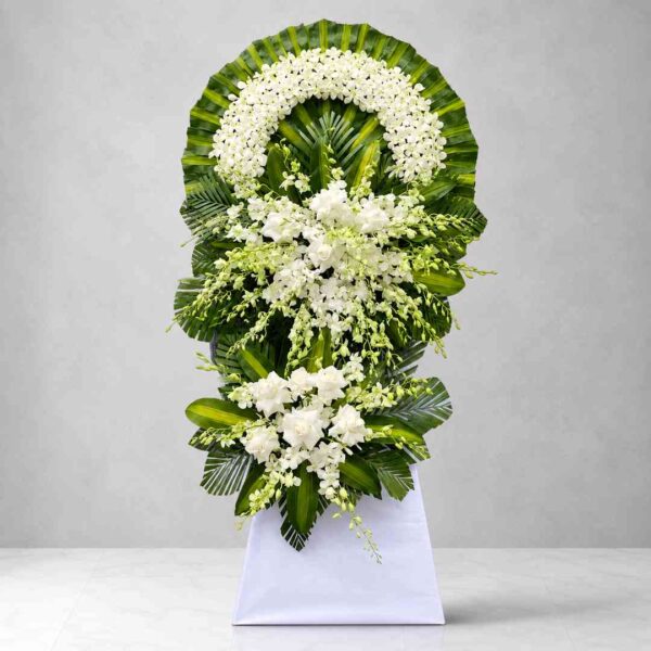 Kệ hoa chia buồn 507 với vòng lan trắng sang trọng kết hợp hoa hồng trắng và lan dendro trắng, thiết kế trang nghiêm dành cho lễ tang và viếng chia buồn.