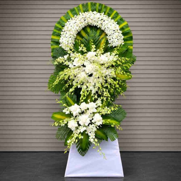 Kệ hoa chia buồn 507 với vòng lan trắng sang trọng kết hợp hoa hồng trắng và lan dendro trắng, thiết kế trang nghiêm dành cho lễ tang và viếng chia buồn.