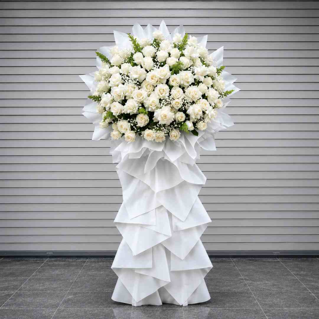 Hoa Viếng Tang Lễ Lời Tiễn Biệt 517 2 Hoa Viếng Tang Lễ Lời Tiễn Biệt 517 với tông trắng trang nhã từ hoa hồng trắng kết hợp hoa baby và lá xanh, thiết kế kệ hoa cao sang trọng thể hiện sự tiếc thương chân thành.