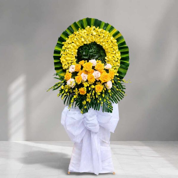 Kệ hoa chia buồn 430 tone vàng trắng sang trọng với lan vàng và hoa hồng, thiết kế trang nhã thể hiện lòng thành kính phân ưu.