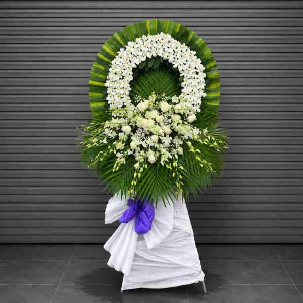 Kệ hoa chia buồn 438 với vòng hoa lan trắng kết hợp hoa hồng trắng và lá xanh sang trọng, thiết kế trang nghiêm