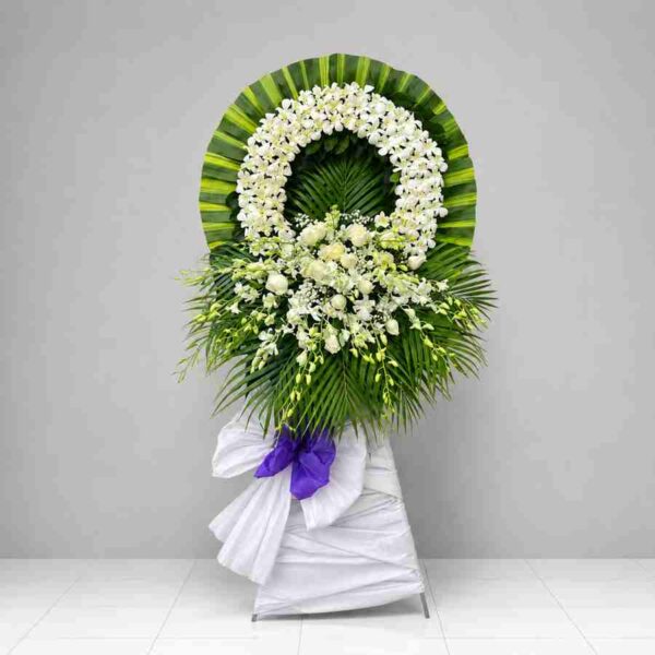 Kệ hoa chia buồn 438 với vòng hoa lan trắng kết hợp hoa hồng trắng và lá xanh sang trọng, thiết kế trang nghiêm