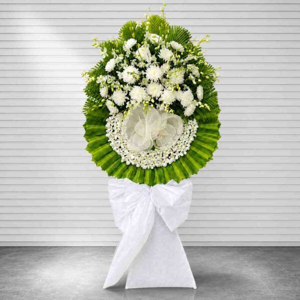 Kệ hoa chia buồn 445 hoa cúc trắng kết hợp lan trắng sang trọng, thiết kế hiện đại tone trắng xanh
