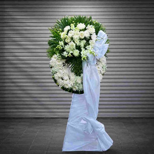 Kệ hoa chia buồn 449 tông trắng sang trọng với hoa cúc trắng, hoa hồng trắng và lan trắng thể hiện sự thành kính phân ưu