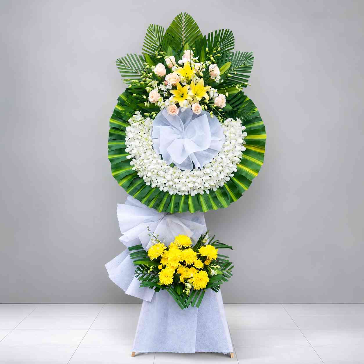 Kệ hoa chia buồn 451 1 Kệ hoa chia buồn 451 thiết kế vòng hoa tang lễ màu trắng phối vàng, nổi bật với hoa lan trắng, hoa ly vàng, hoa hồng kem và lá xanh sang trọng, thể hiện sự kính trọng và tiếc thương sâu sắc.