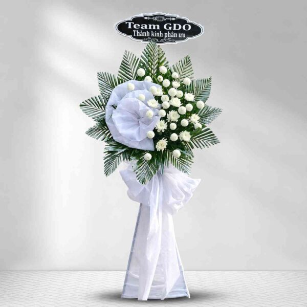 Kệ hoa chia buồn 458 tone trắng sang trọng với hoa cúc trắng và lá bạc, thiết kế hiện đại trang nhã
