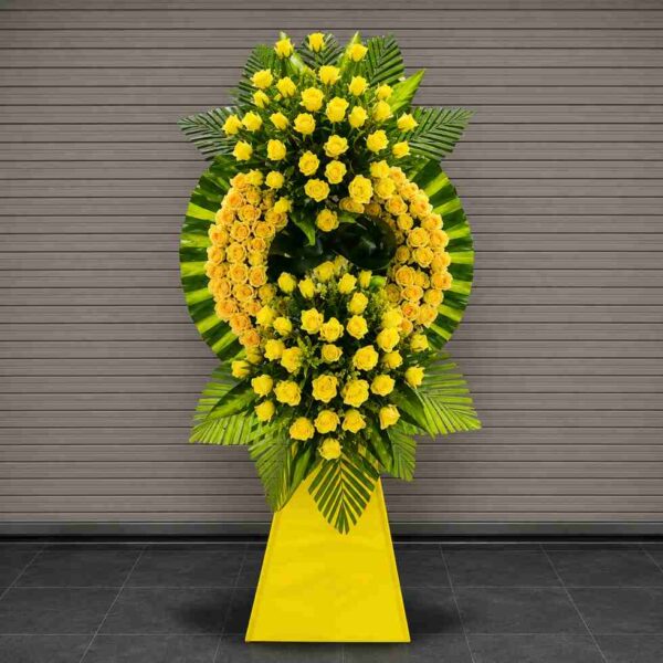 Kệ hoa chia buồn 512 tông vàng nổi bật với hoa hồng vàng kết hợp lá xanh nghệ thuật thiết kế sang trọng hai tầng