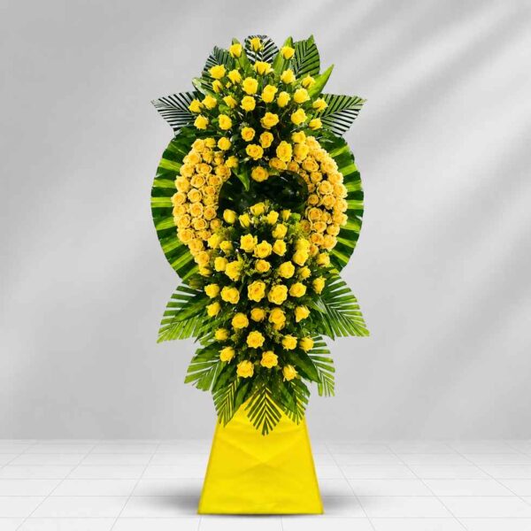 Kệ hoa chia buồn 512 tông vàng nổi bật với hoa hồng vàng kết hợp lá xanh nghệ thuật thiết kế sang trọng hai tầng