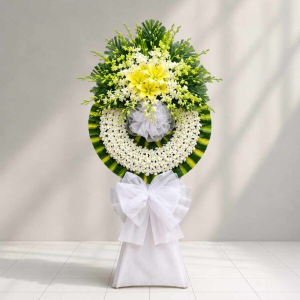 Kệ hoa chia buồn 525 hoa lan trắng phối ly vàng trang nhã, thiết kế vòng hoa viếng sang trọng thể hiện lòng thành kính phân ưu