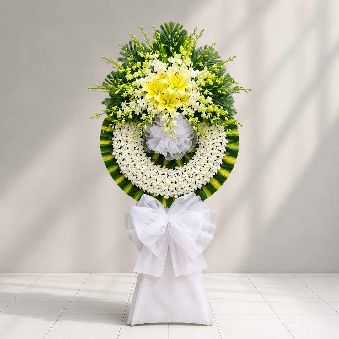 Kệ hoa chia buồn 525 1 Kệ hoa chia buồn 525 hoa lan trắng phối ly vàng trang nhã, thiết kế vòng hoa viếng sang trọng thể hiện lòng thành kính phân ưu