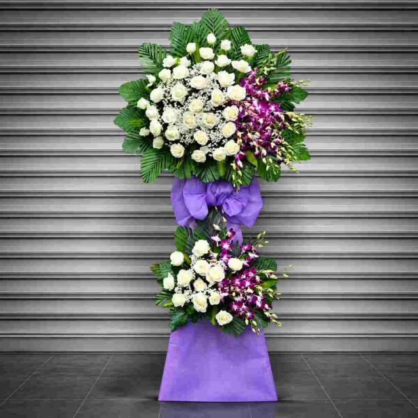 Kệ Hoa Đám Tang Vĩnh Cửu 498 với hoa hồng trắng, lan tím sang trọng, thiết kế hai tầng chia buồn trang nghiêm