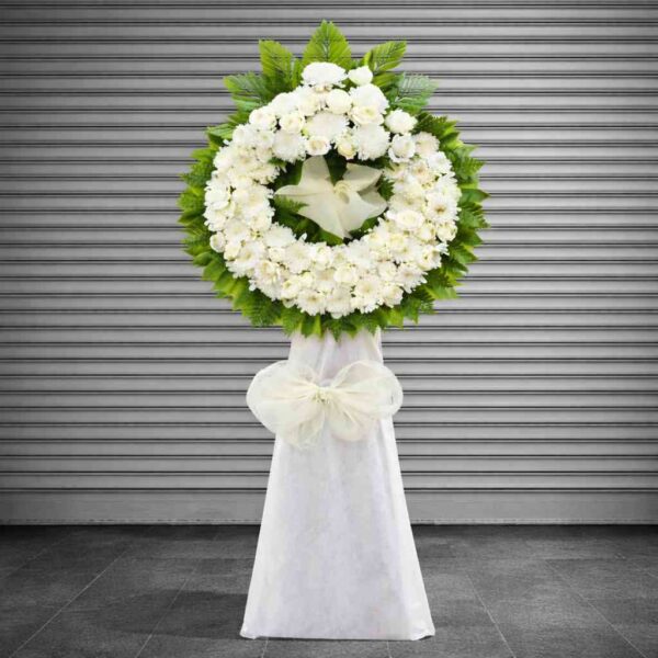 Vòng hoa chia buồn trắng bình yên – kệ hoa viếng nền cửa cuốn sang trọng