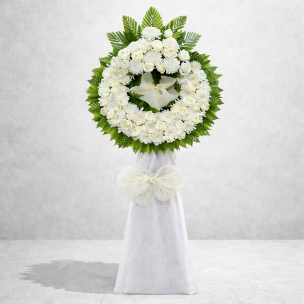 vòng hoa chia buồn trắng bình yên với hoa cúc trắng và hoa hồng trắng trang nhã