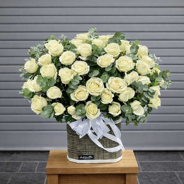 Giỏ hoa chia buồn hoa hồng trắng