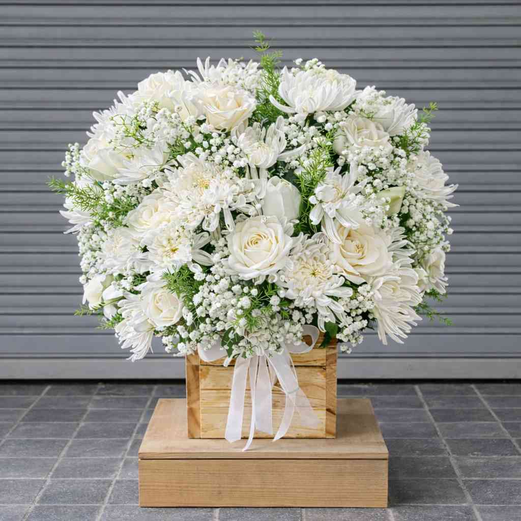 Giỏ hoa kính viếng màu trắng sang trọng với hoa hồng và cúc trắng, thiết kế trang nhã cho tang lễ